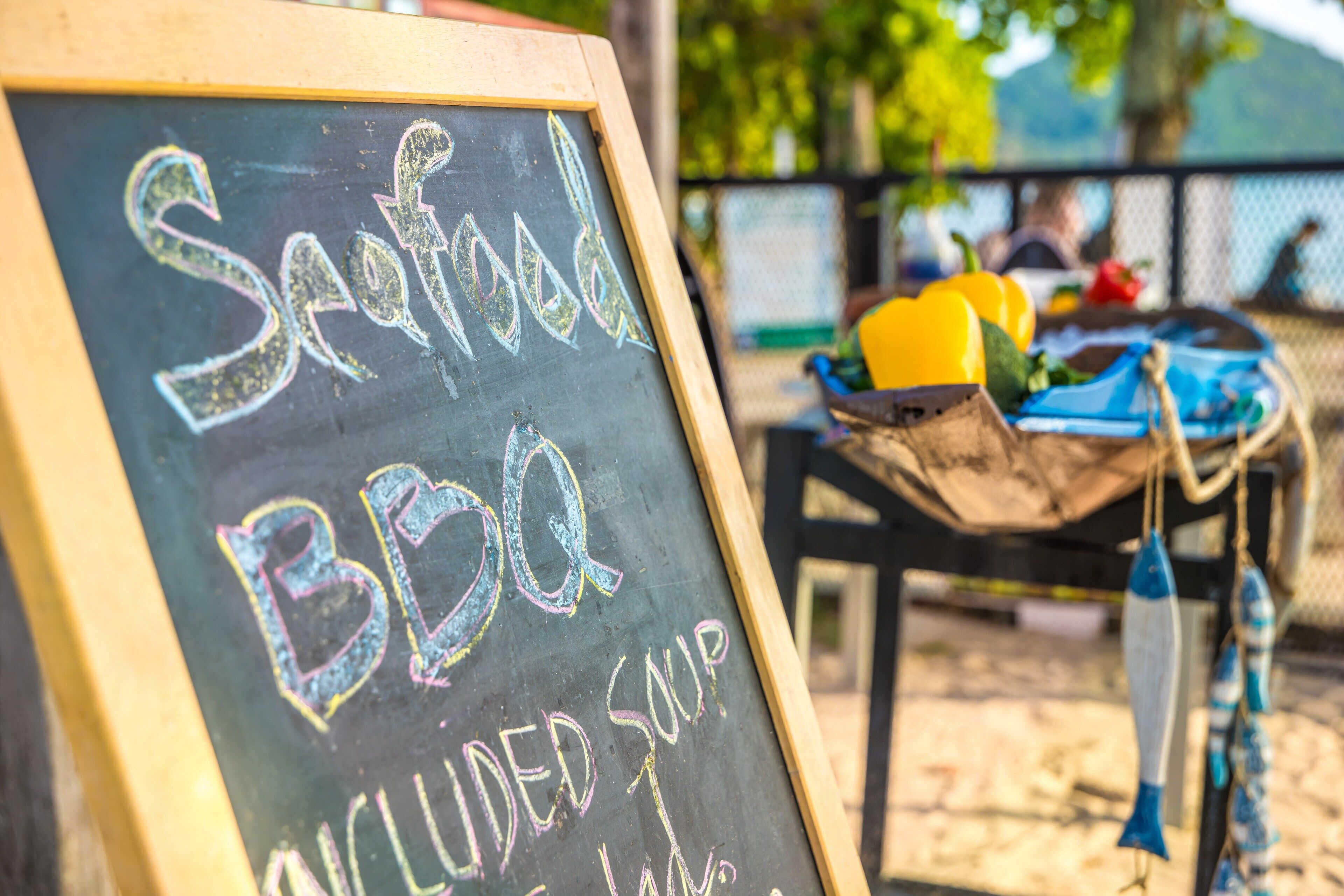 Quadro-negro anunciando churrasco de frutos do mar, com sopa incluída.