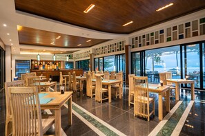 2 restaurants, breakfast served