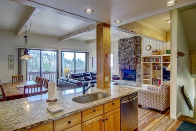 Best Location - True Ski In/Out TH w/Private HotTub and Slope Views-Gas Fireplace-W/D in Unit