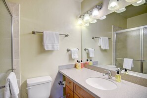 Combined shower/bathtub, hair dryer, towels, shampoo