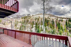 Outdoor dining - Best Location - True Hike In/Out TH w/Private HotTub and Slope Views-Gas Fireplace-W/D in Unit (Steamboat Springs)
