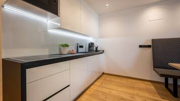 Kühlschrank, Mikrowelle, Herdplatte, Geschirrspüler
