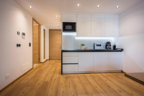 Een koelkast, een microgolfoven, een kookplaat, een vaatwasser