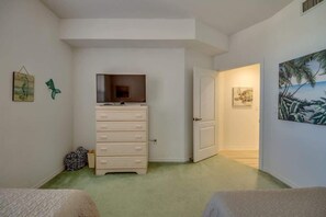3 makuuhuonetta, silitysrauta/-lauta, ilmainen Wi-Fi, vuodevaatteet