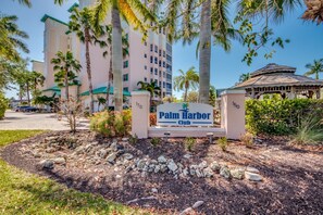 Property grounds - Palm Harbor #503 - Beautiful Beach Condo Overlooking Marina! (Fort Myers Beach)