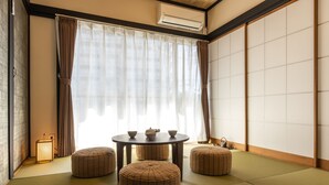 A traditional Japanese room with tatami flooring, a tatami mat table, and a shoji screen. - Urban Stay Oshiage (Tokyo)