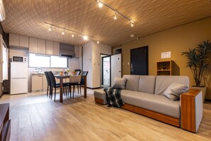 2nd Floor, Non Smoking | Living area | Flat-screen TV