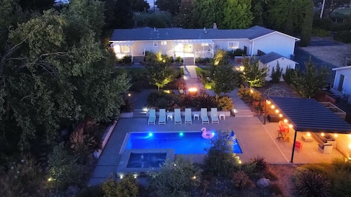 Great country property close to town and wineries in Sebastopol