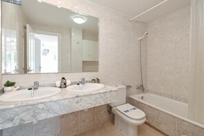 Combined shower/tub, bidet, towels