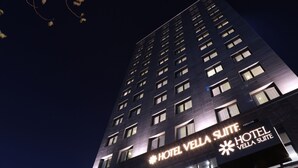 A high-rise hotel building with illuminated signage for the 'Hotel Vella Suite'. - Suwon Vella Suite Hotel (Suwon)