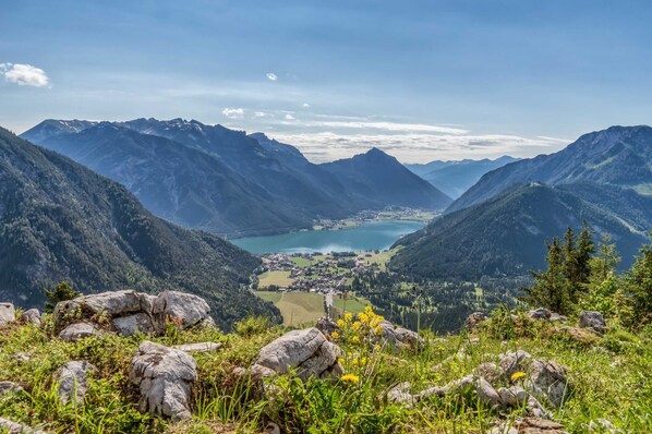 Un paisaje montañoso con un valle y un lago.