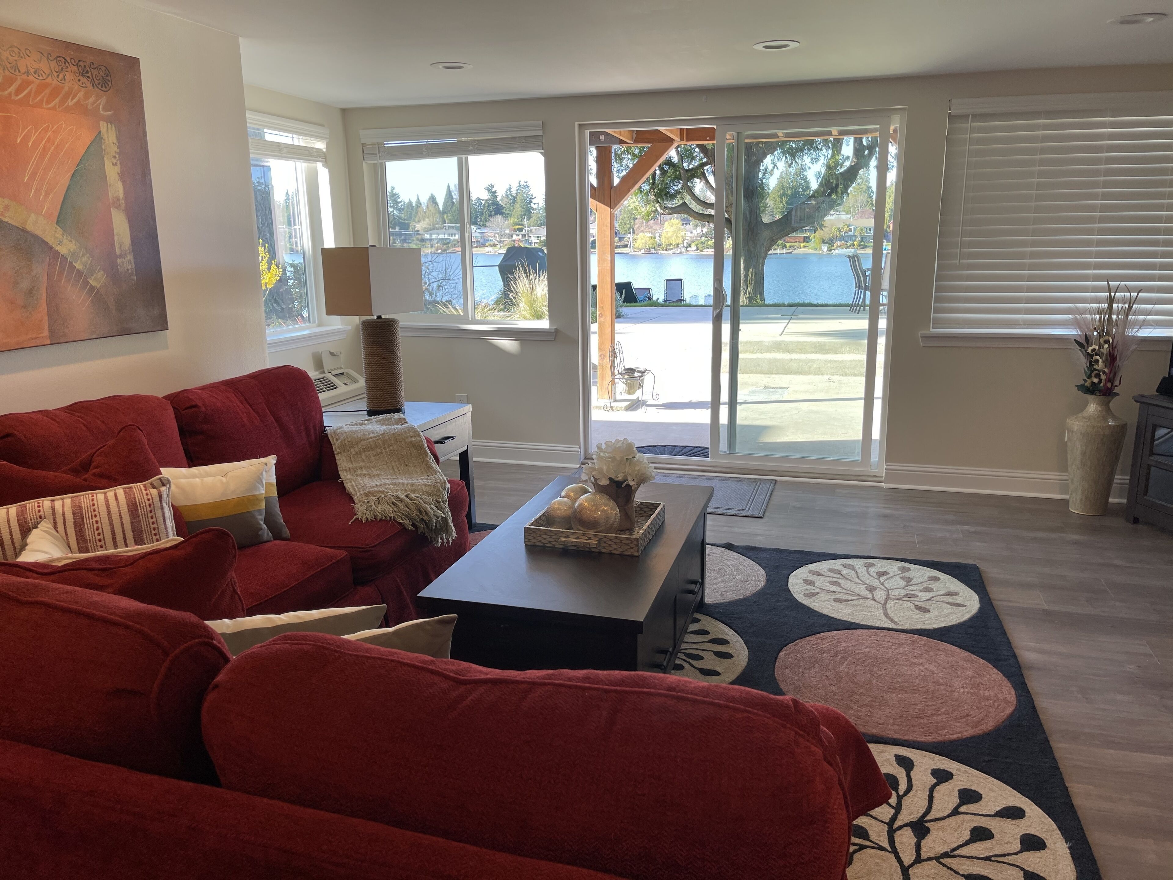 Smart TV, libros, biblioteca musical y oficina 