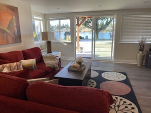 Smart-tv, boeken, een muziekbibliotheek en een kantoor