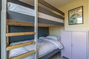 4 bedrooms, iron/ironing board, free WiFi, bed sheets - Palm Bay Beach House (Cliftonville)