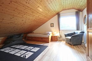 2 habitaciones, tabla de planchar con plancha, cuna de viaje y wifi 