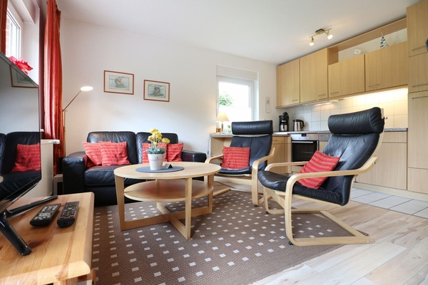 Urlauberdorf 52b - Blick auf den gemütlichen Wohnbereich mit offener Küche