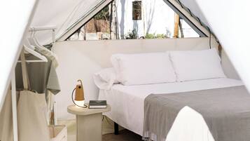 Ropa de cama de alta calidad y caja de seguridad en la habitación