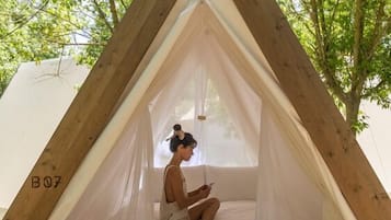 Tienda de campaña básica | Ropa de cama de alta calidad y caja de seguridad en la habitación