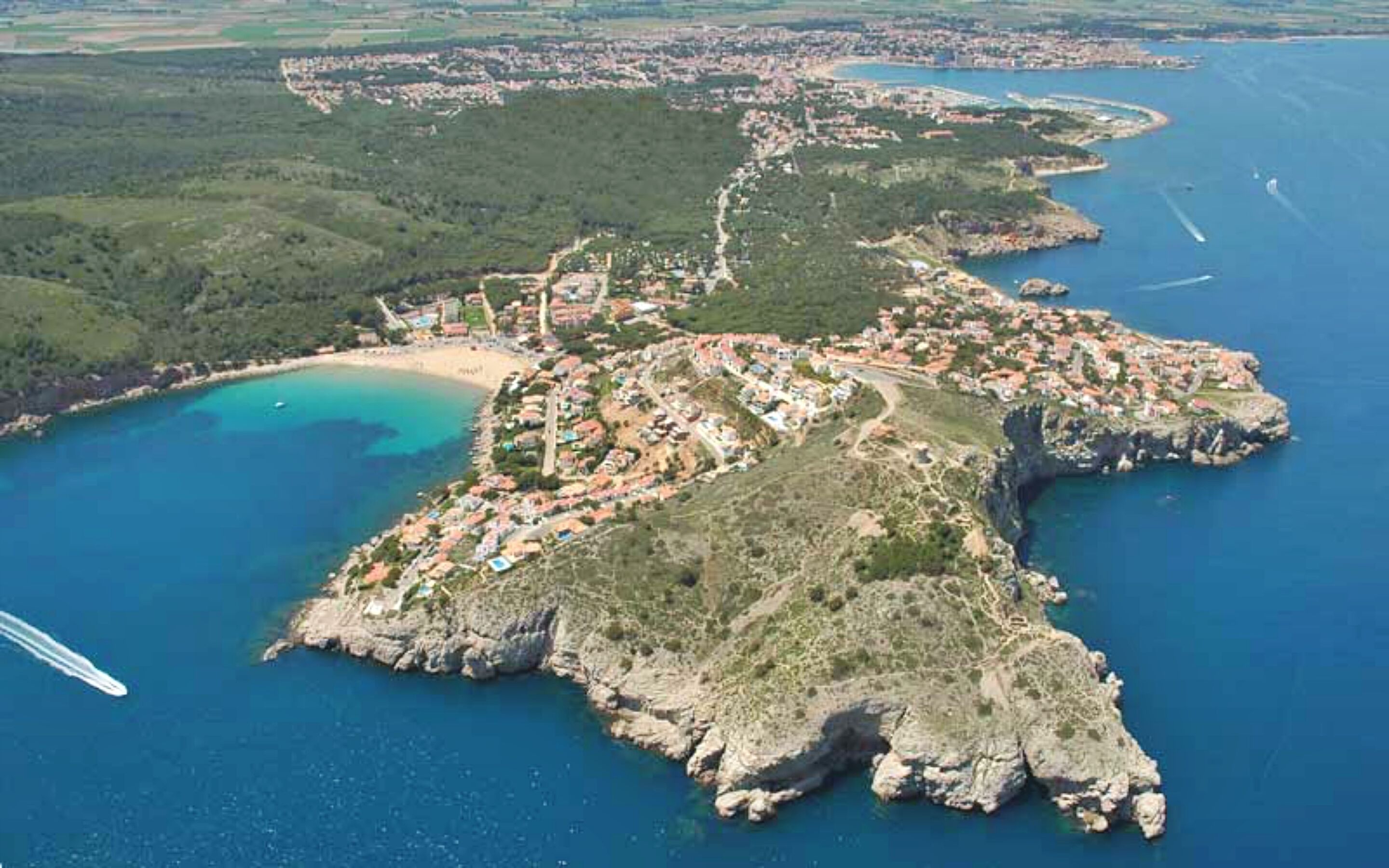Ubicación cercana a la playa y arena blanca