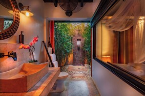 Douche, séchoir à cheveux, serviettes fournies, savon