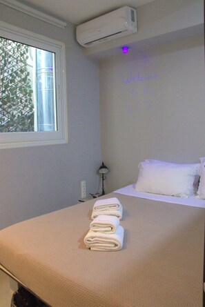 Economy Double Room | In-room safe, soundproofing, free WiFi, bed sheets - athens.apartotel.box (Athens)