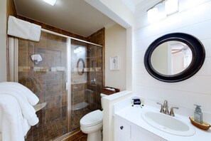 Sèche-cheveux, savon, shampoing, papier toilette