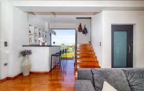 Smart-TV, Kamin, Bücher