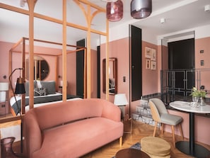 Palm Springs - Appartement 1 chambre | Living area | 43-inch flat-screen TV with digital channels, TV - Appartements Place Royale - Maisons du Monde Hôtel & Suites (Nantes)
