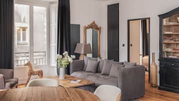 Amsterdam - Appartement 1 chambre | Oleskelualue | 43–tuumainen taulutelevisio, jossa digitaalikanavat