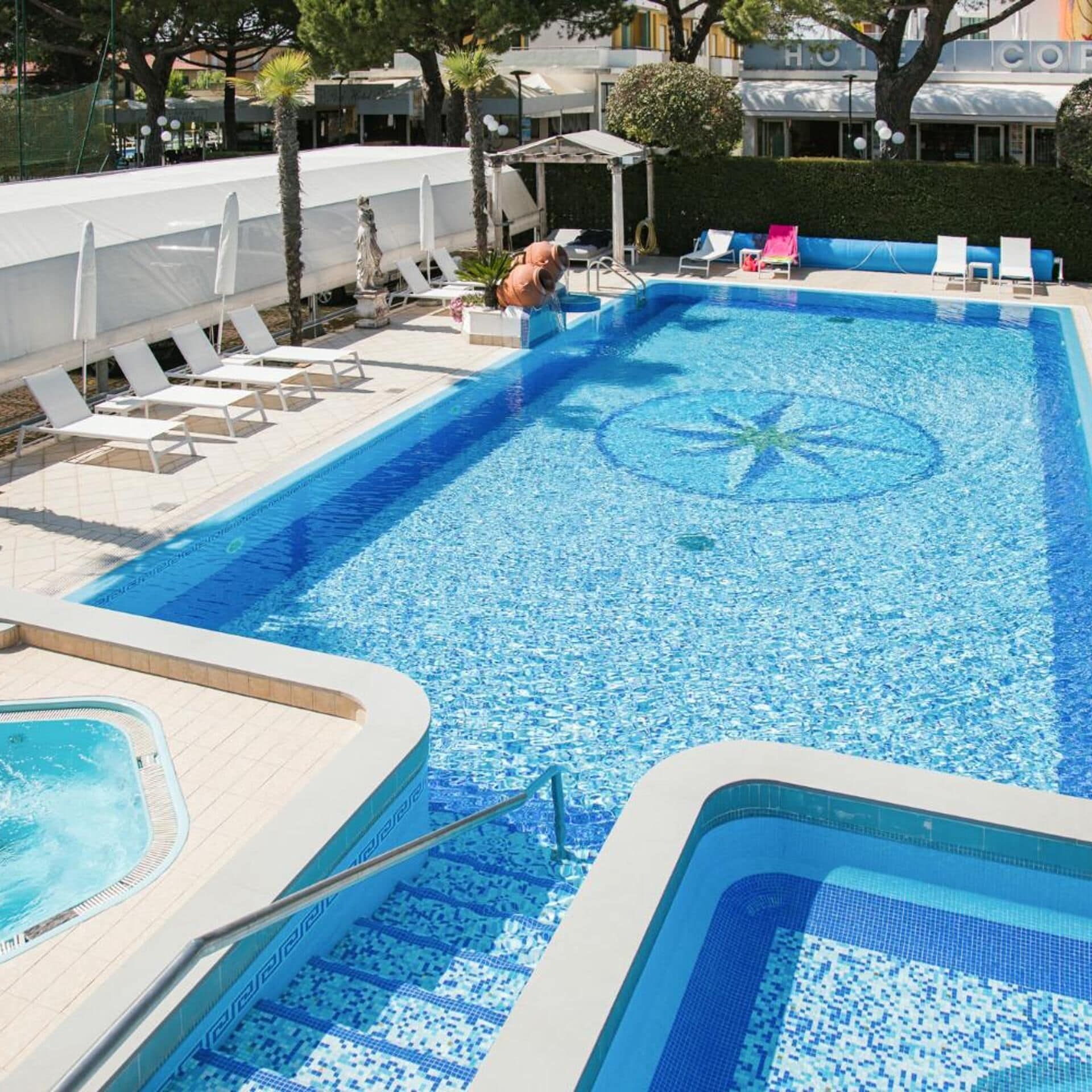 Una piscina al aire libre