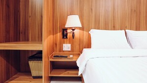 Habitación estándar, no fumadores | Minibar (con algunos artículos gratuitos) y escritorio