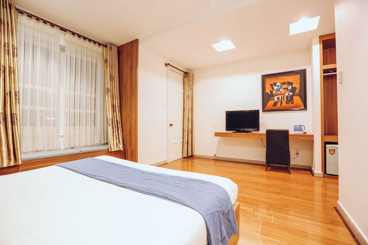 Habitación Deluxe | Artículos del minibar gratis y escritorio