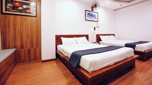 Habitación familiar, 1 habitación, no fumadores | Minibar (con algunos artículos gratuitos) y escritorio