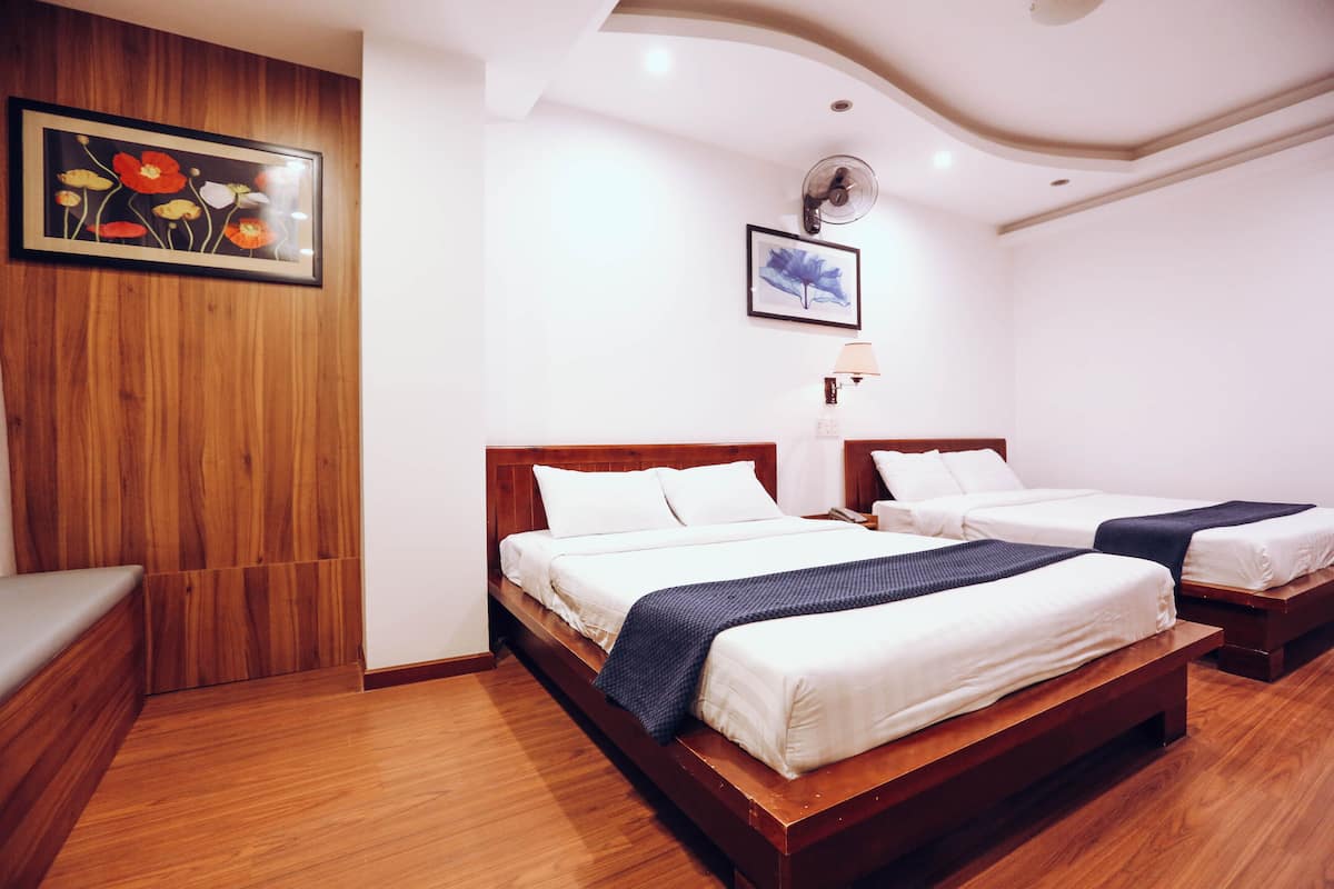 Habitación familiar, 1 habitación, para no fumadores | Artículos del minibar gratis y escritorio