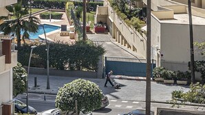 Un edificio de gran altura con múltiples balcones que dan a un mar azul y despejado.