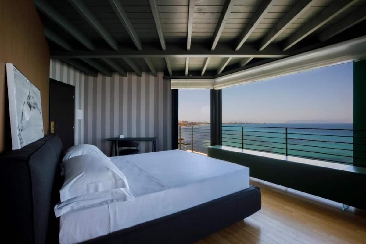 panoramic room | 1 bedroom, hypo-allergenic bedding, minibar, in-room safe