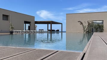 Una piscina al aire libre de temporada