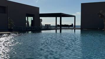 Een seizoensgebonden buitenzwembad