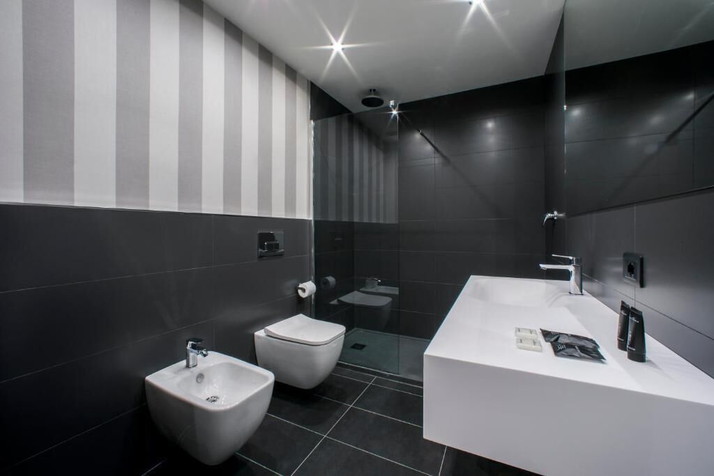 panoramic room | bathroom | shower, rainfall showerhead, free toiletries, hair dryer