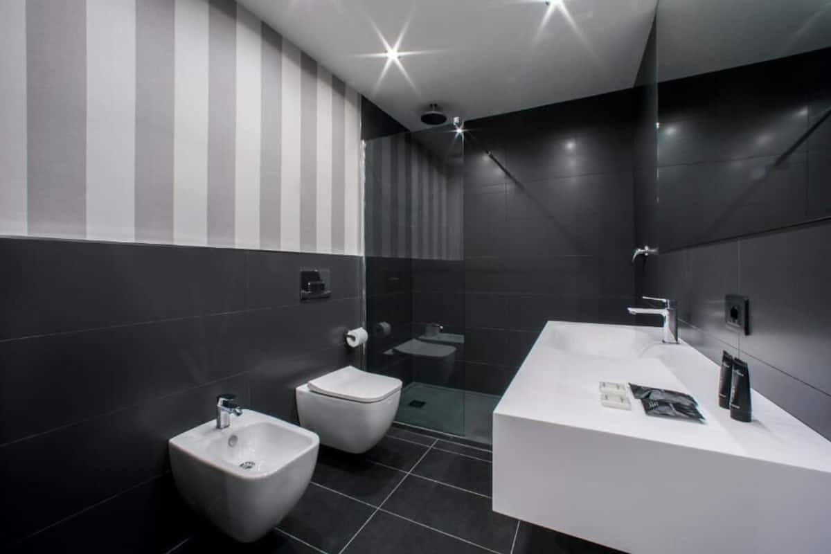 panoramic room | bathroom | shower, rainfall showerhead, free toiletries, hair dryer