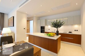 Kühlschrank, Ofen, Wasserkocher, Esstisch