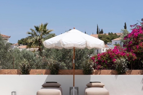 Kolam renang terbuka, kerusi lepak pantai