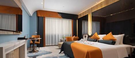 Ein modernes Hotelzimmer mit einem großen Bett, einem Schreibtisch und einer Sitzecke.