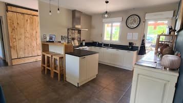 Fridge, oven, dishwasher, coffee/tea maker