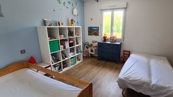 4 bedrooms, desk, iron/ironing board, WiFi