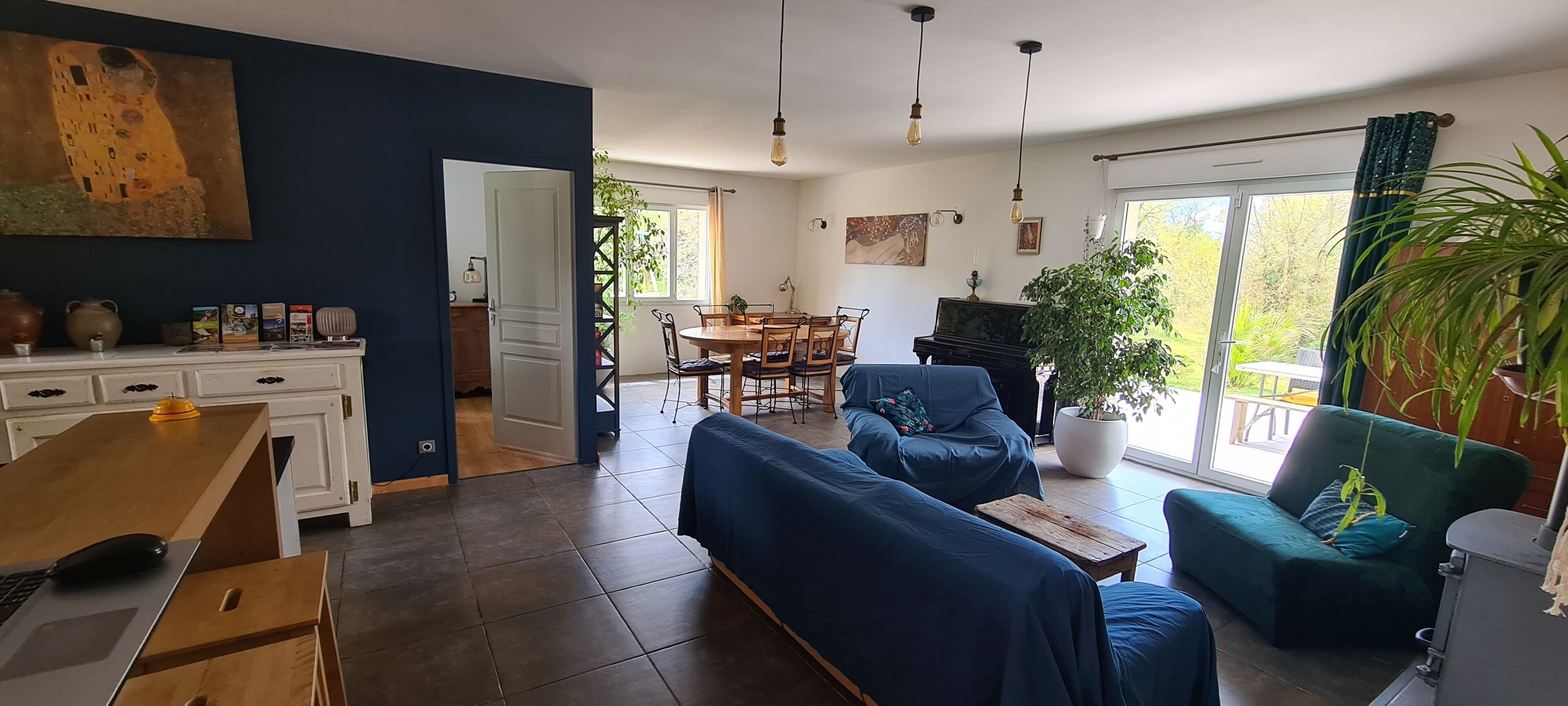 Table de tennis de table, livres, espaces bureaux, imprimantes