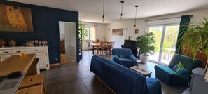 Tischtennisplatte, BĂŒcher, Arbeitsbereiche, Drucker