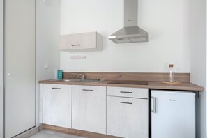 Réfrigérateur, micro-ondes, plaque de cuisson, lave-vaisselle