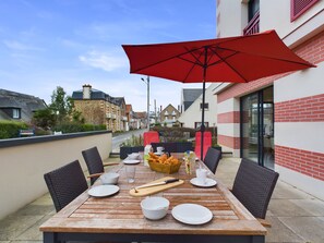 Outdoor dining - 50m from the beach – terrace – 3 adults / 3 children (Pléneuf-Val-André)