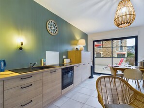 Een koelkast, een microgolfoven, een oven, een vaatwasser